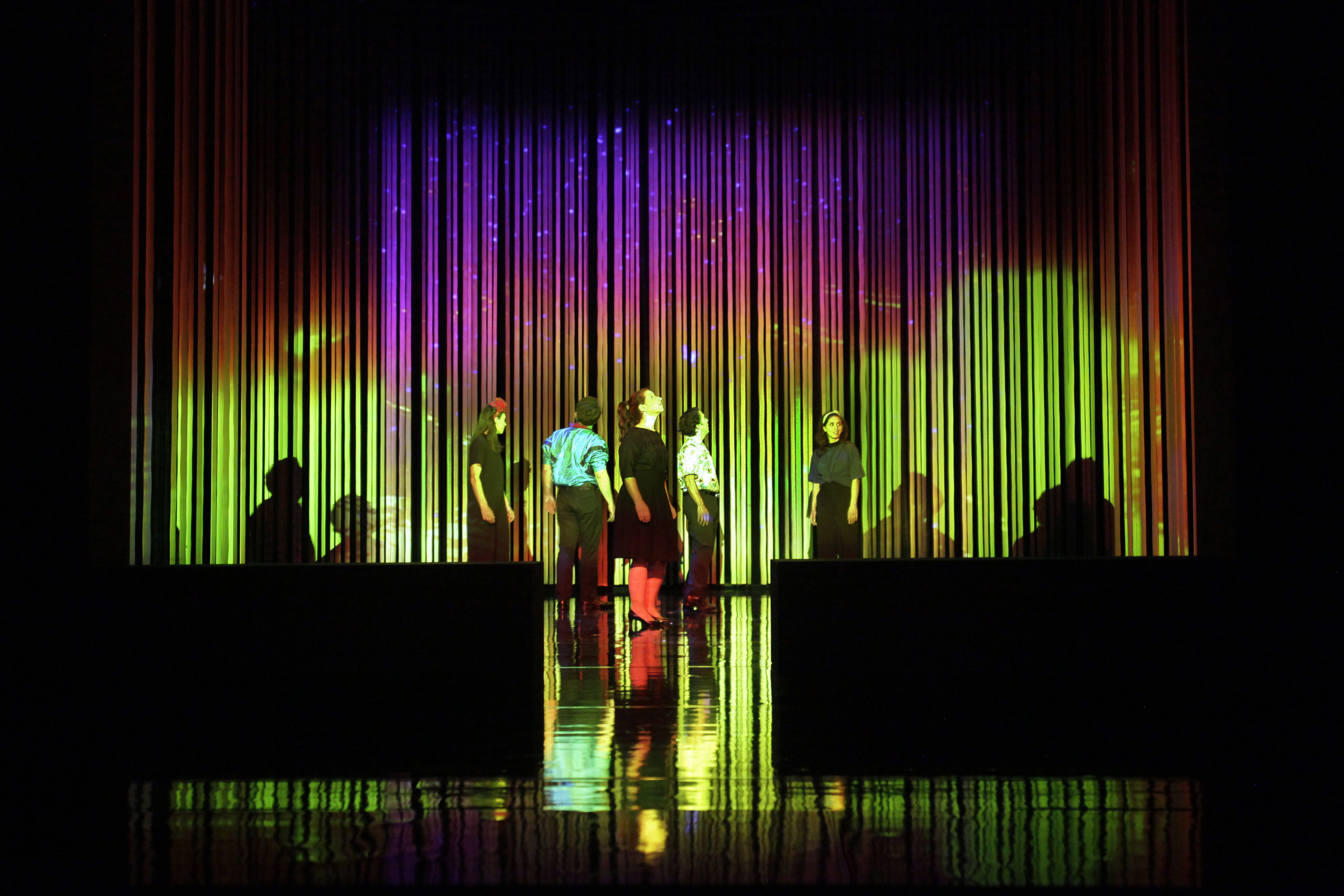 Çiğdem Teke, Dimitrij Schaad, Orit Nahmias, Oscar Olivio, Maryam Zaree in "Denial" von Yael Ronen und Ensemble, REGIEYael Ronen,
BÜHNENBILD Magda Willi, KOSTÜME Amit Epstein, MUSIK Nils Ostendorf, VIDEO Hanna Slak,
DRAMATURGIE Irina Szodruch
