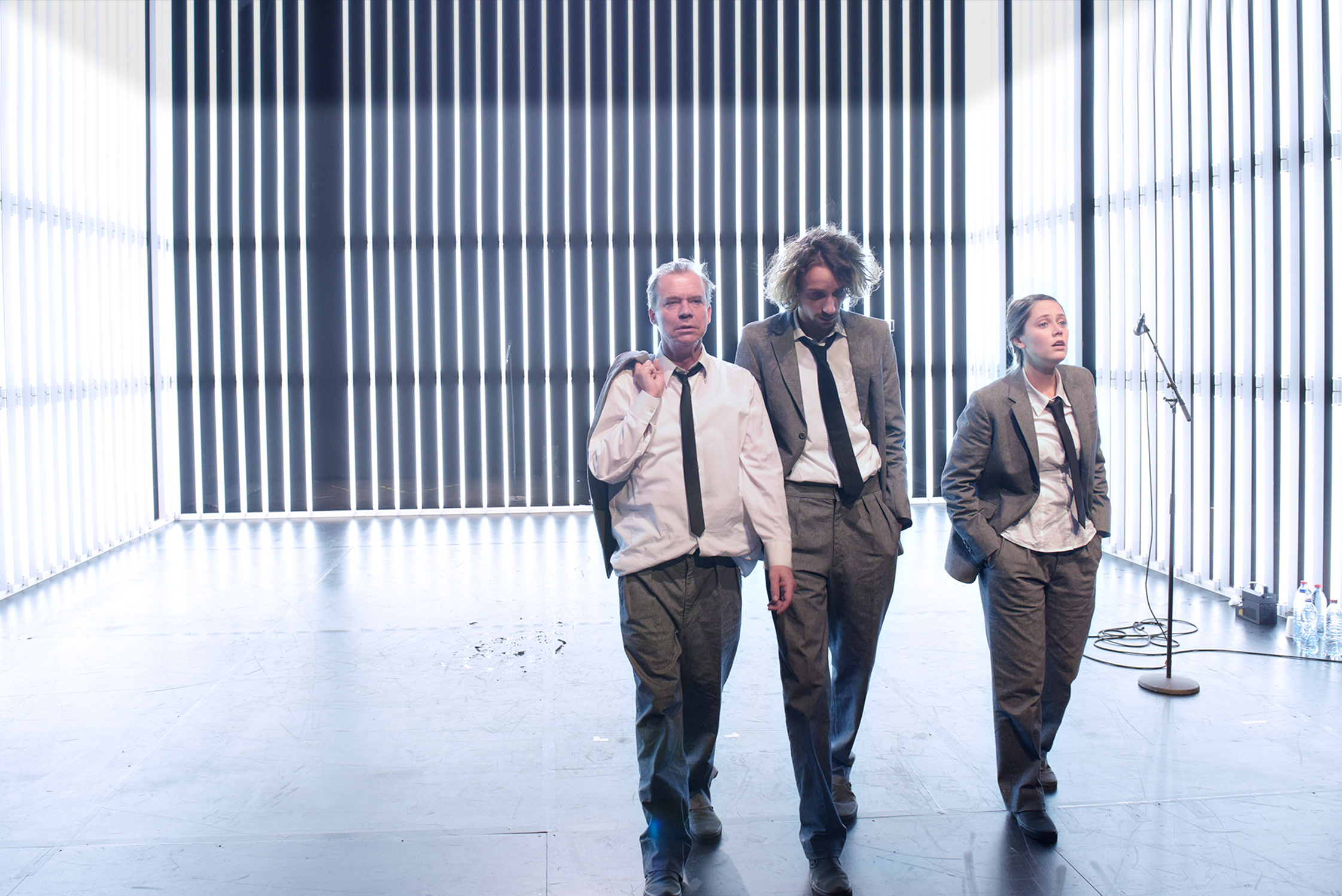 Schaubühne am Lehniner Platz, Berlin
"Der Fremde" von Albert Camus
Regie: Philipp Preuss, Bühne und Kostüme: Ramallah Aubrecht, Dramaturgie: Bettina Ehrlich,
v.l.:
Felix Römer, Bernardo Arias Porras, Iris Becher,
Copyright (C) Thomas Aurin
Gleditschstr. 45, D-10781 Berlin
Tel.:+49 (0)30 2175 6205 Mobil.:+49 (0)170 2933679
Abdruck nur gegen Honorar zzgl. 7% MWSt. und Belegexemplar
Steuer Nr.: 018/213/52812, UID Nr.: DE 170 902 977
Commerzbank, BLZ: 810 80 000, Konto-Nr.: 316 030 000
SWIFT-BIC: DRES DE FF 810, IBAN: DE07 81080000 0316030000
