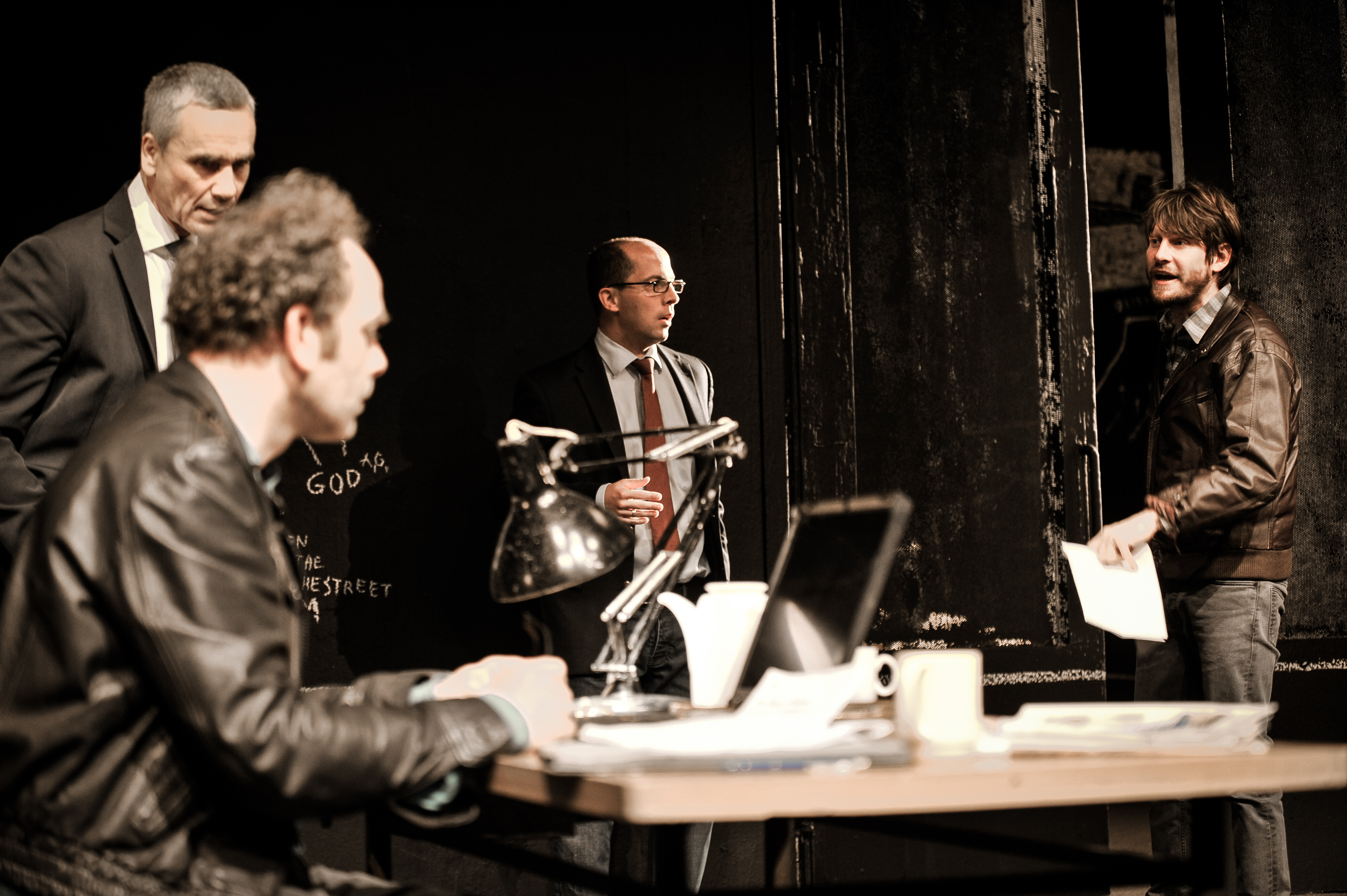 EIN VOLKSFEIND von Henrik Ibsen
in einer Bearbeitung von Florian Borchmeyer
Regie: Thomas Ostermeier
Schaubühne am Lehniner Platz
Premiere in Avignon am 18. Juli 2012
Premiere in Berlin am 8. September 2012
Bühne Jan Pappelbaum
Kostüme Nina Wetzel
Musik Malte Beckenbach
Dramaturgie Florian Borchmeyer
Licht Erich Schneider
mit Ingo Hülsmann, Andreas Schröders, David Ruland, Christoph Gawenda
Copyright by Arno Declair
Birkenstr. 13b, 10559 Berlin
Telefon +49 (0) 30 695 287 62
mobil +49 (0)172 400 85 84
arno@iworld.de
Konto 600065 208 Blz 20010020 Postbank Hamburg
IBAN/BIC : DE70 2001 0020 0600 0652 08 / PBNKDEFF
Veröffentlichung honorarpflichtig!
Mehrwertsteuerpflichtig 7%
USt-ID Nr. DE118970763 St.Nr. 34/257/00024
FA Berlin Mitte/Tiergarten